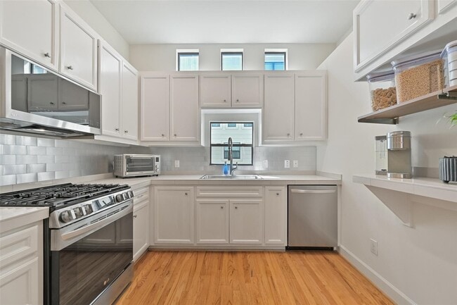 Photo - 8715 Meadowcroft Dr