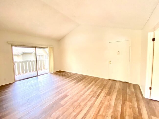 960 E Bonita Ave