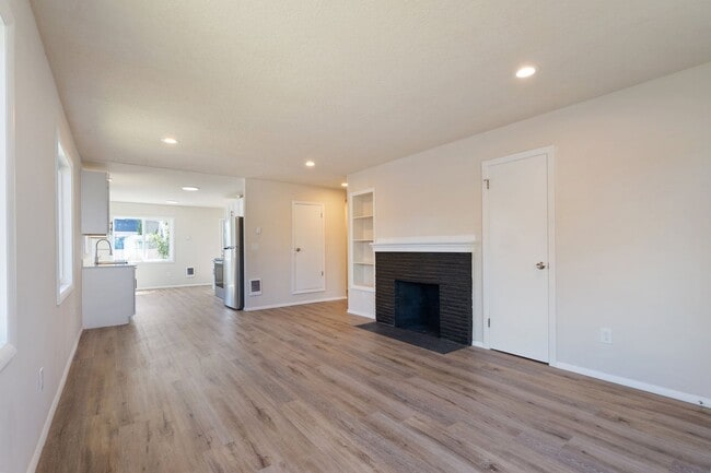Photo - Beautiful 4 bedroom, 2 bathroom home in Lents Neighborhood!