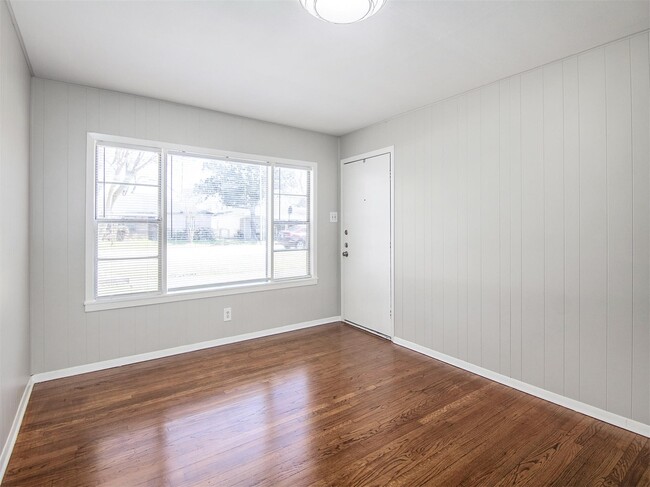 Photo - 2215 Silverbonnet St