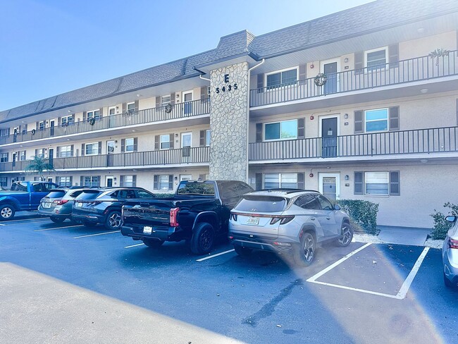 ** COUNTRY CLUB MANOR ** 2 BED / 2 BATH - ... - ** COUNTRY CLUB MANOR ** 2 BED / 2 BATH - ... Condominio