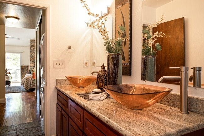 Building Photo - A Spacious 2 bedroom, 2 bathroom Townhouse - Upscale That’s Right On Trend