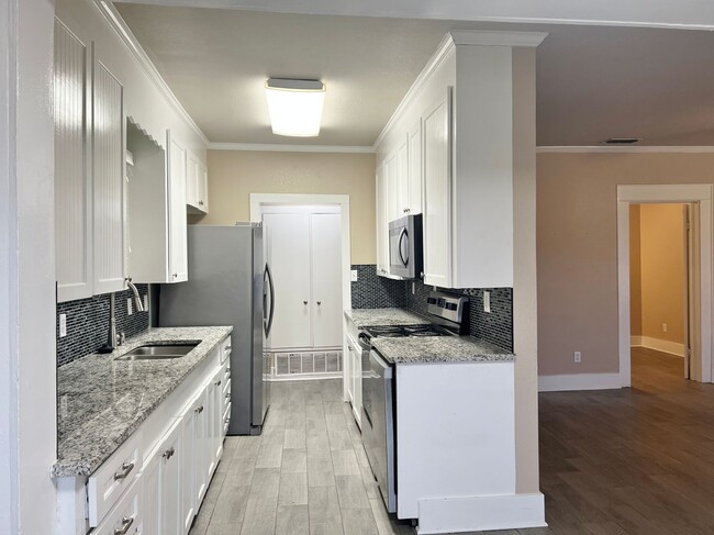 Building Photo - Magnificently Updated 3/2 on Corner Lot in Waxahachie For Rent!