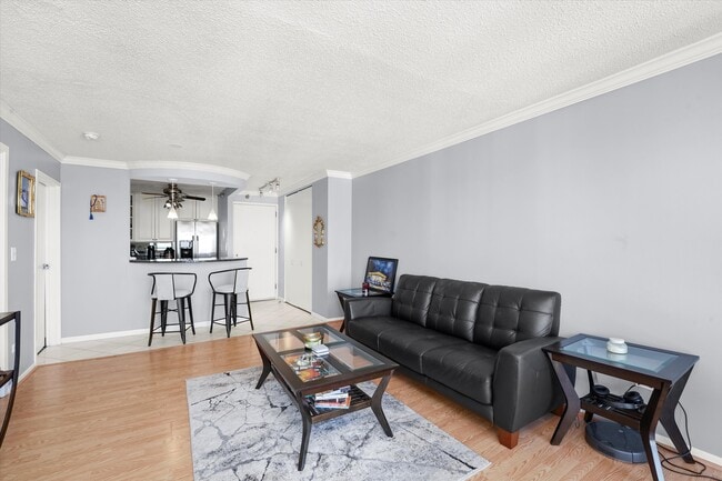 Photo - 111 W Maple St Unidad 2508