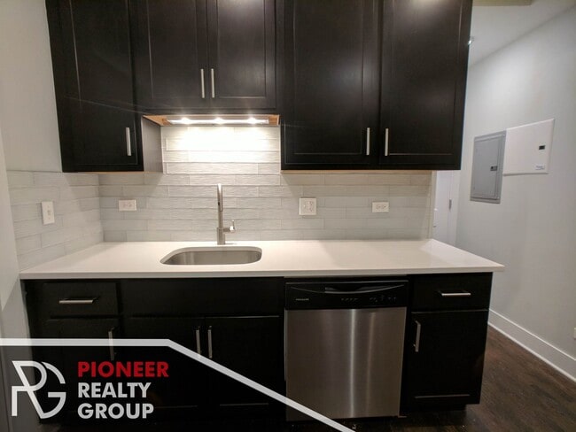 Photo - 1946 W Nelson St Unit 2