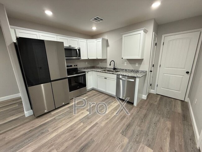 Photo - 113 W Lewis St