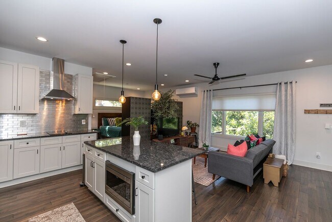 Photo - 1084 Sanders Ave SE