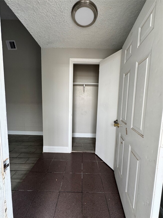 Building Photo - 8100 Leonora St Unit K3