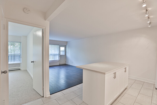 1-Bed Open Concept - 637SF