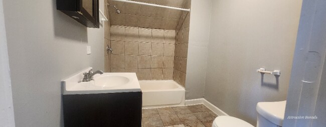 Photo - 1415 E 75th St Unidad 2