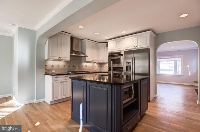 Photo - 403 W Rosemary Ln