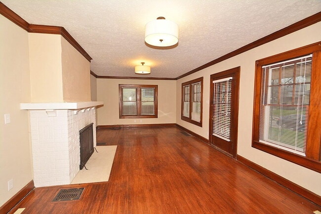 Photo - 4905 Broadway St