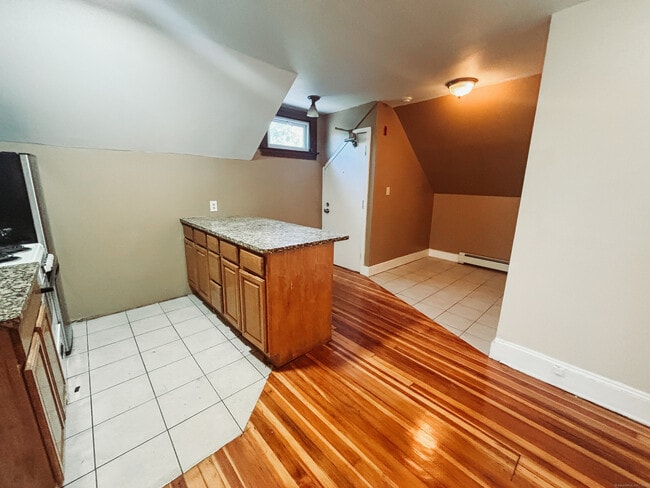 Photo - 62 Quaker Ln S