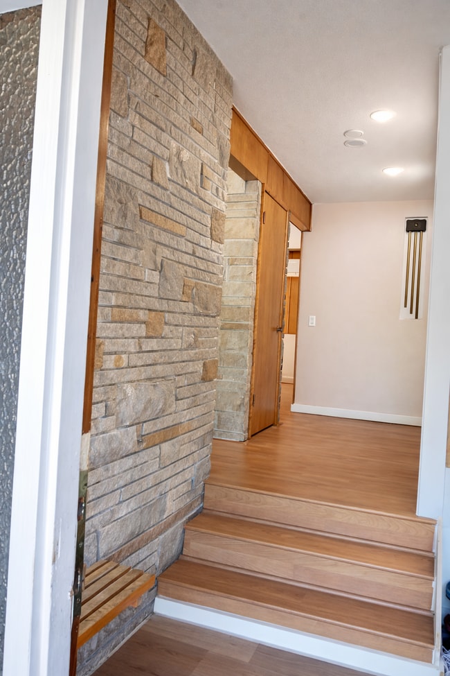 Building Photo - 16545 Des Moines Memorial Dr