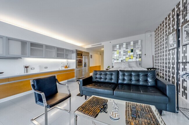 Photo - Veer Towers 1010W- Partial Strip Views from this Studio Residence Unidad 1010