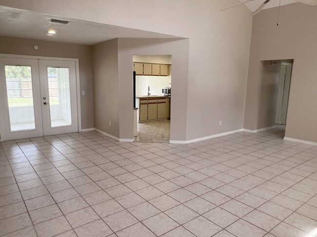 Photo - 853 Banks St NW