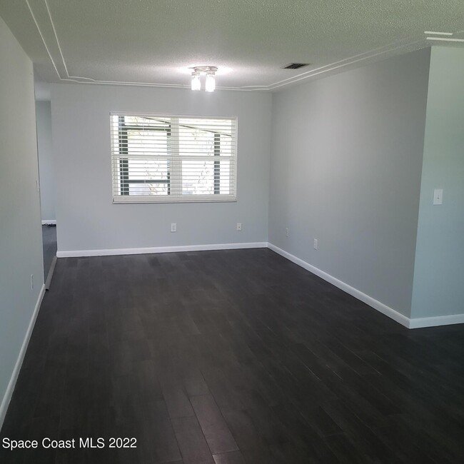 Photo - 990 Butia St