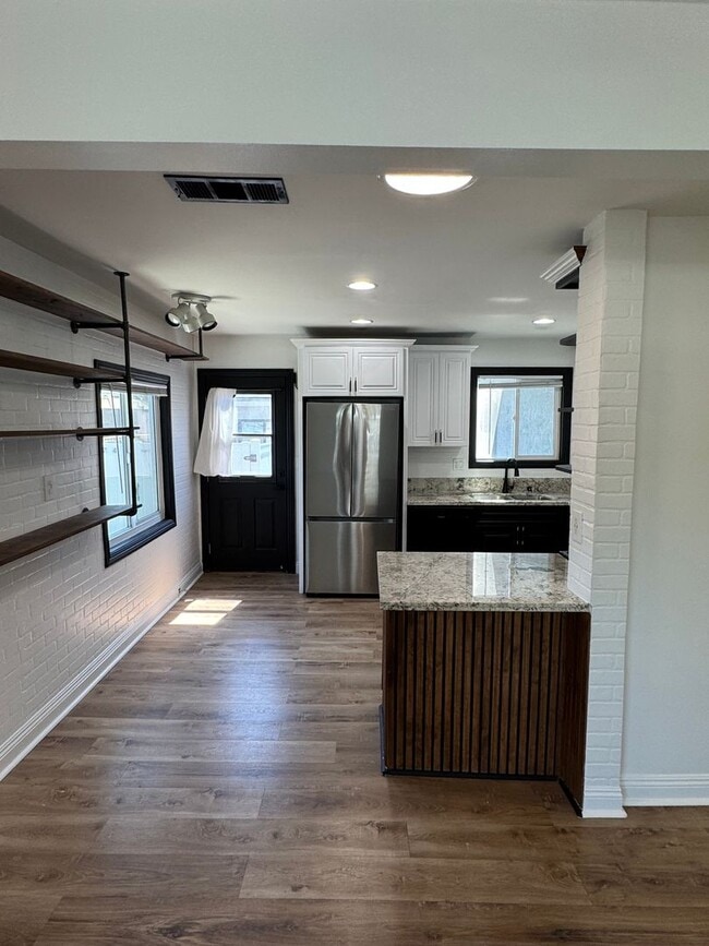 Photo - Bright Carson Front House Duplex with Modern Finishes Unidad 2672