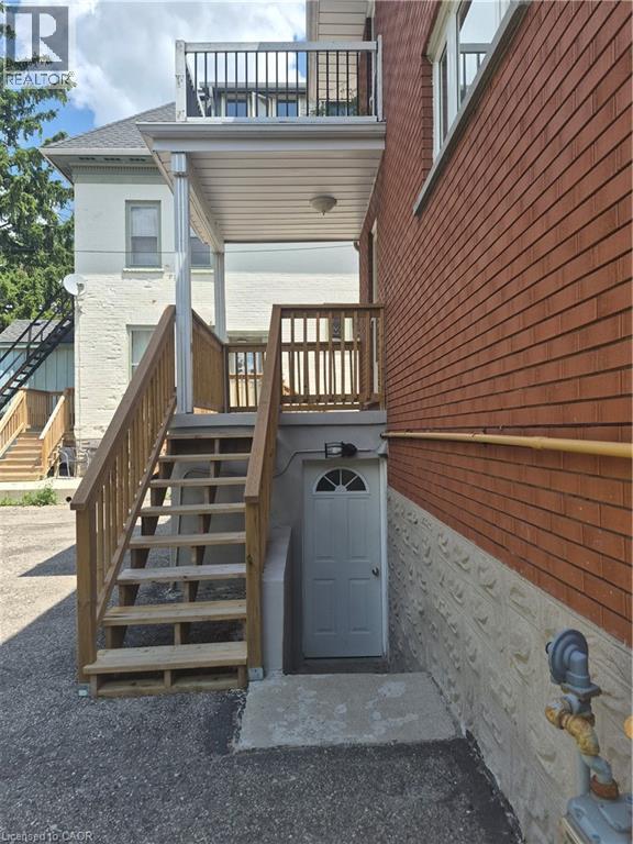 Photo - 132 Allen St E