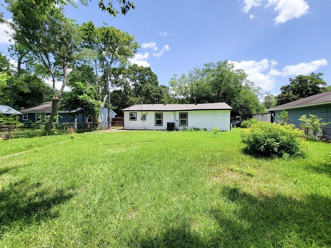 Building Photo - 2810 Forest Oaks Dr