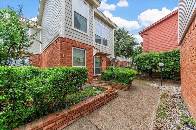 Building Photo - 6738 Eastridge Dr Unit 104B Rental