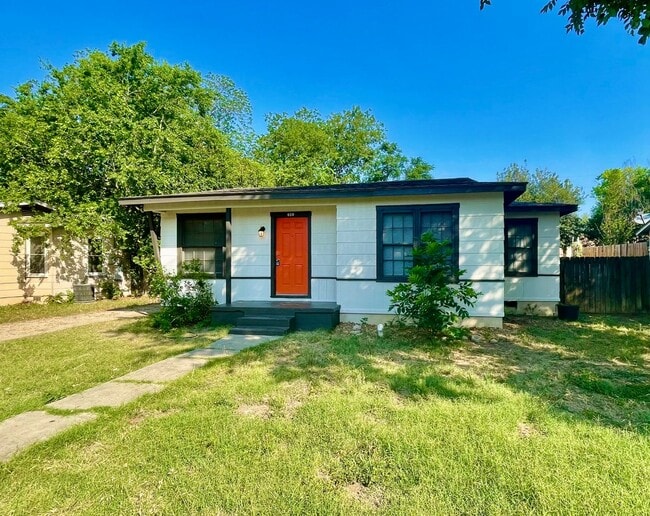 Building Photo - Centrally Located & Fully Updated