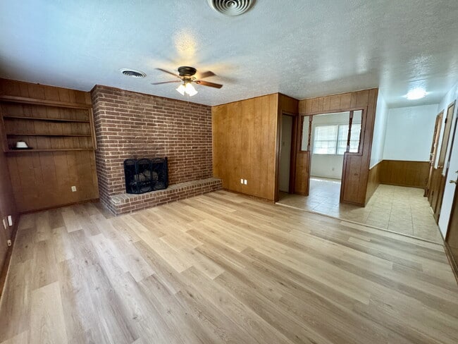 Photo - Comfortable and Spacious 2-bedroom home with a garage Unidad A