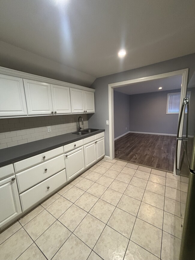 Building Photo - 923 E 21st St Unit Studio