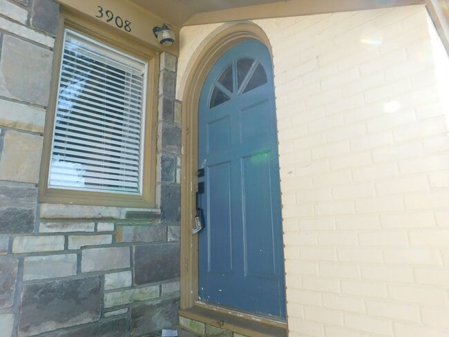 Photo - 2 Bed 1.5 Bath Duplex near downtown