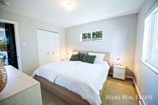 Photo - 681 S Holly St