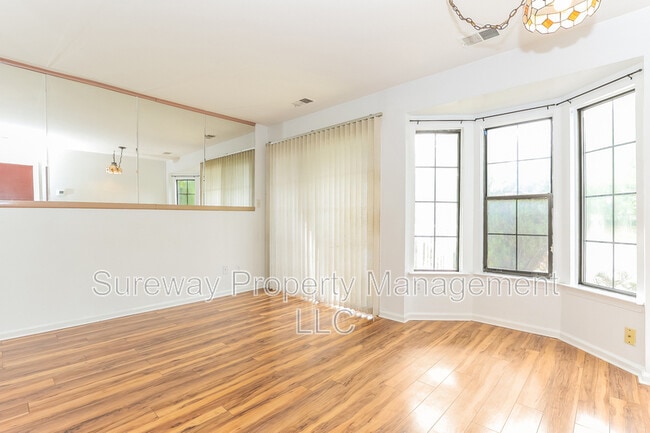 Photo - 134 Longfield Ct