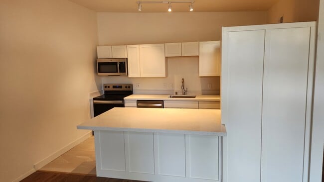 Building Photo - 948 J Street Rental
