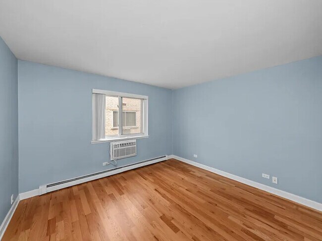 Photo - 3748 N Pine Grove Ave Unit #4,