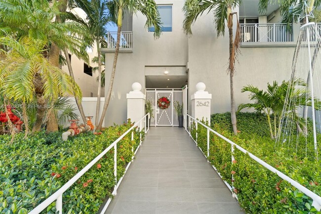 Building Photo - 2642 Collins Ave Unit 309