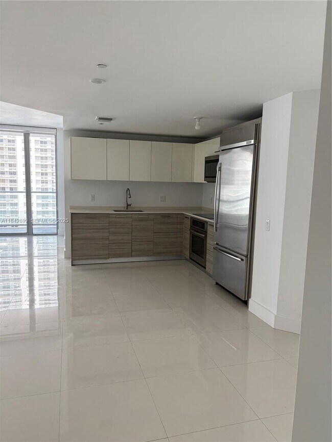 Building Photo - 1300 Brickell Bay Dr Unit 2210