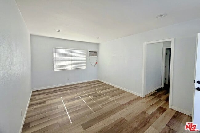 Photo - 877 W Wilson St