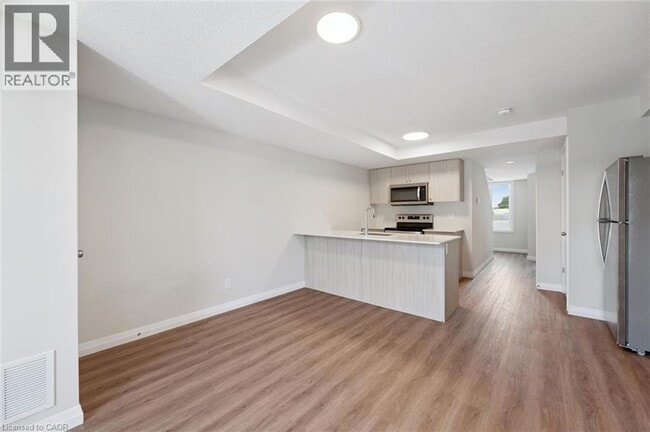 Photo - 410 Northfield Dr W