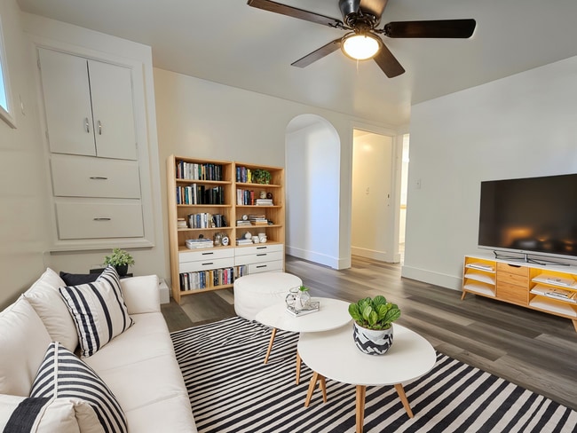 Building Photo - Newly Renovated, Clean & Bright 2 Bedroom, 1 Bathroom Apartment for Rent in Shelley - Washer/Drye... Unit 347 1/2 Center