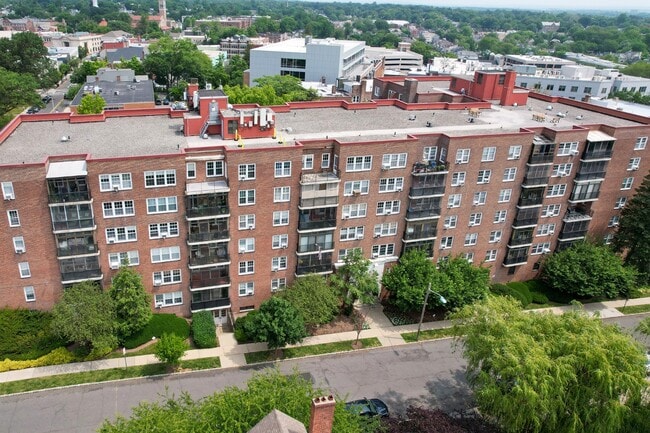 Building Photo - 5 Roosevelt Pl Unit 1F