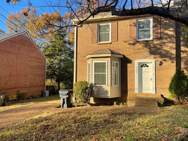 Building Photo - Centrally located to BNA, Percy Priest Lak...