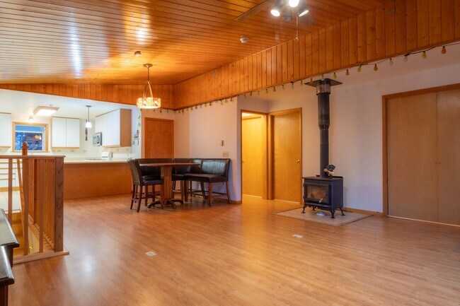 Building Photo - 3BR/3BA Home on 1.9 Acres – Garage & Pet Friendly