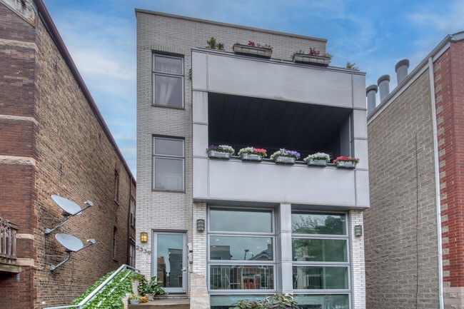 Photo - 2339 N Leavitt St Unit #2