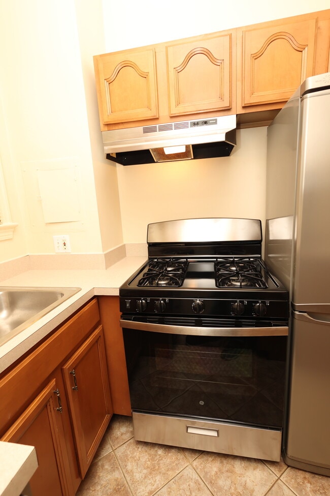 Kitchen with full 30 in Range - 1010 25th St NW Unit 609