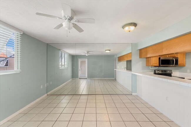 Photo - 3 Bedroom, 2 Bathroom Unfurnished Condo for a 1 year lease!