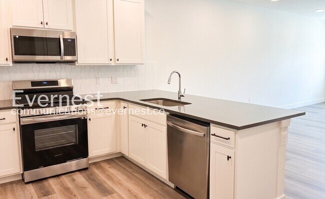 3 Bed/2.5 Bath Town Home with Garage / Available Now!