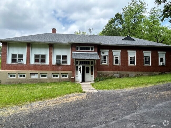 Building Photo - 480 Spruce Hollow Rd Unit Apt D
