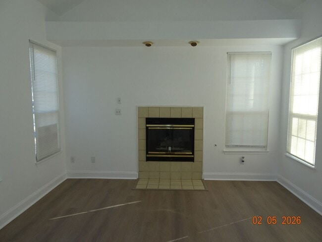 Photo - 3 Bedrooms, 2 Full Bathrooms Duplex