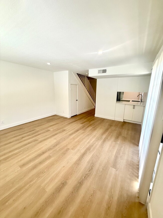 Building Photo - 12121 Moorpark St Unit 1