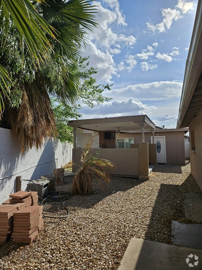 Building Photo - 3034 S Albert Ave Unit A Rental