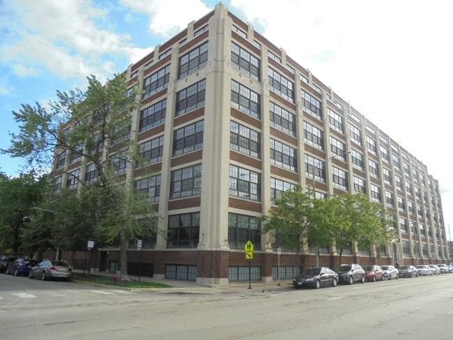 Photo - 3963 W Belmont Ave Unidad 219 Rental